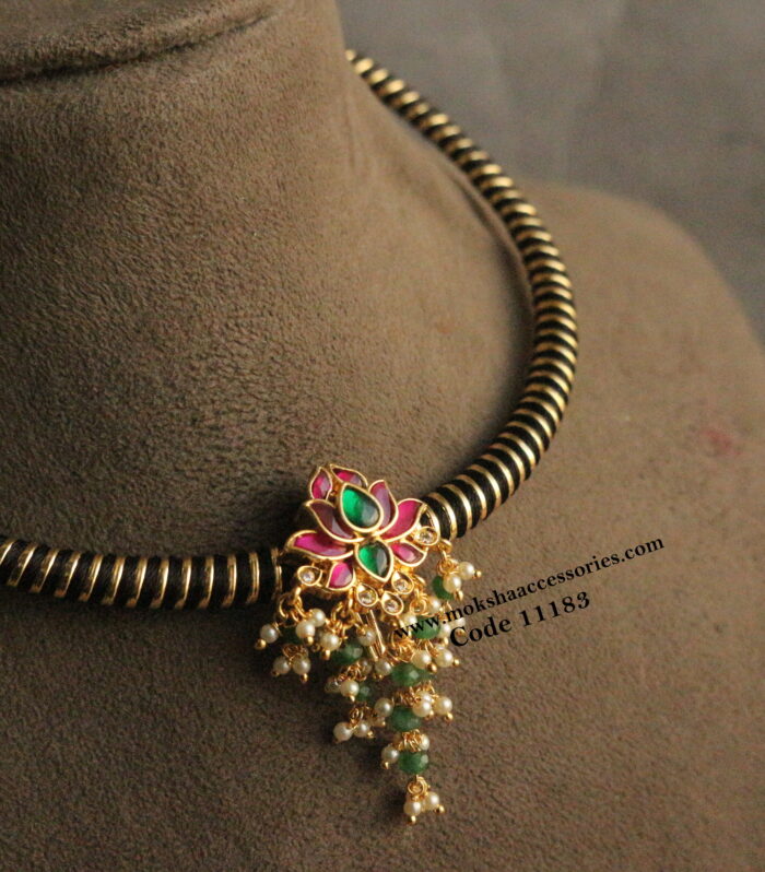 Hasli with jadaukundan pendant and emerald drops