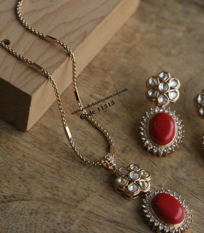 Kundan pendant set with chain