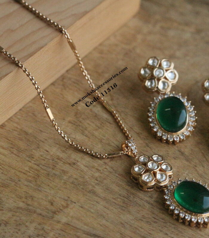 Kundan pendant set with chain