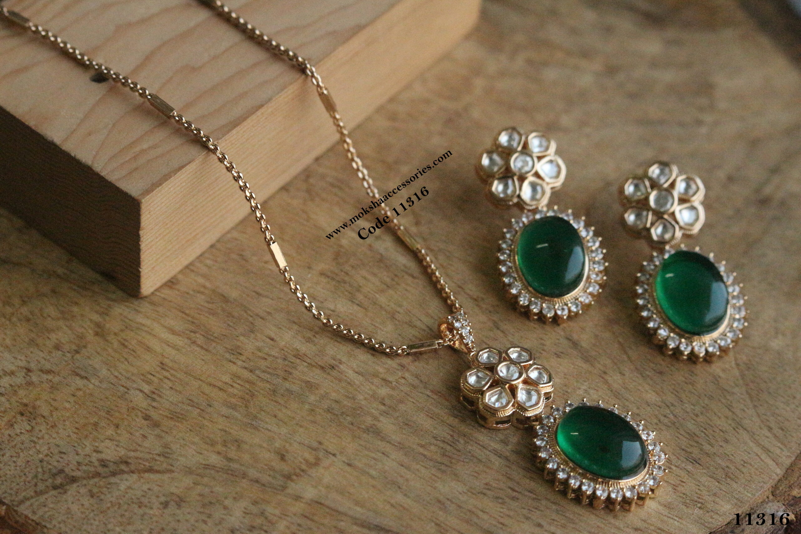 11316-scaled-1.jpg Kundan Pendant Set with Chain - Image 1