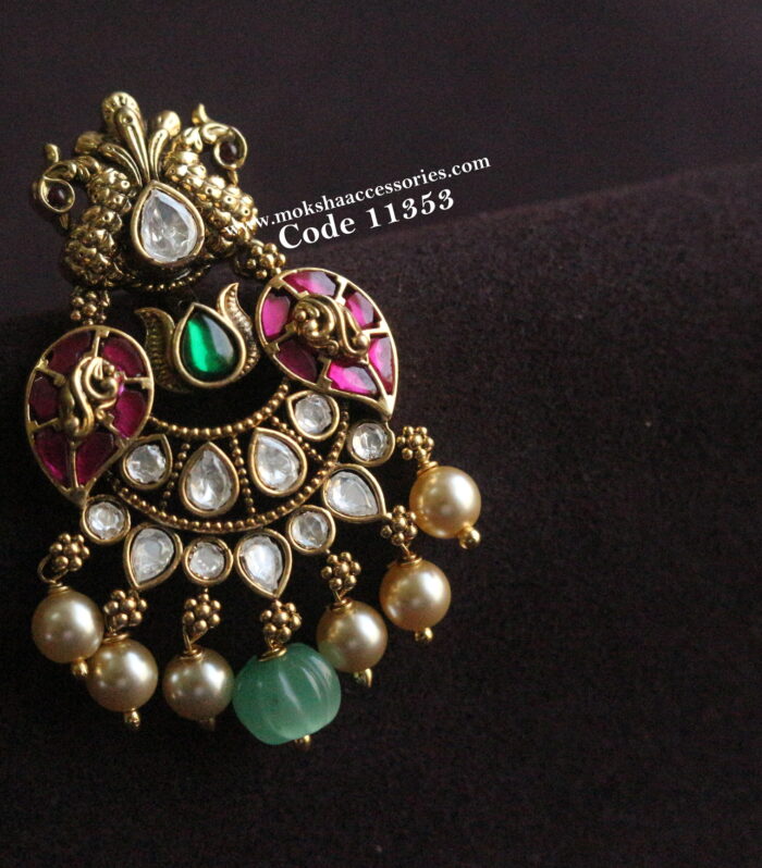 Jadaukundan and mozonite stone pendant