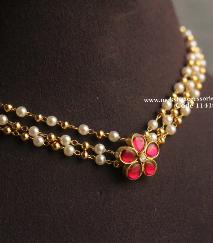 Jadaukundan pendant with pearls and gold balls