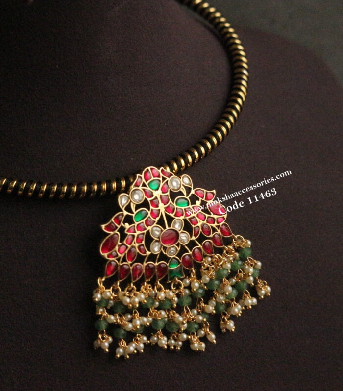 Jadaukundan pendant with gold and black hasli