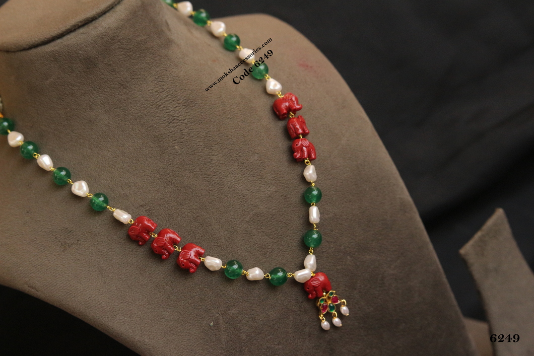 6249.jpg Elephants , Pearl and Emerald Beads Chain with Jadaukundan Pendant - Image 1