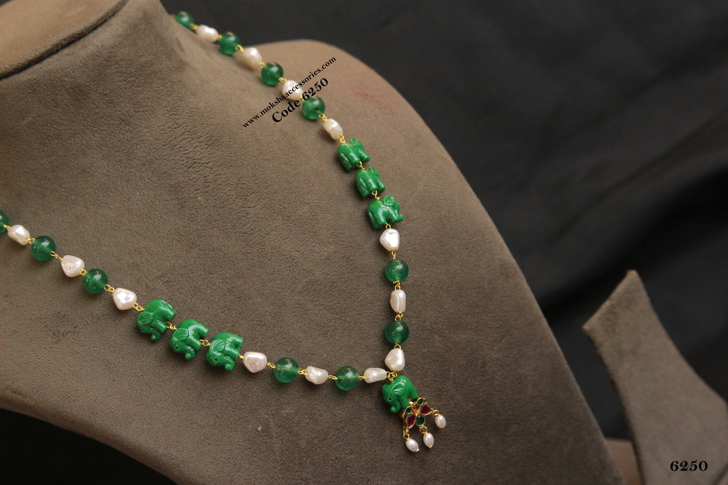 6250.jpg Elephants , Pearl and Emerald Beads Chain with Jadaukundan Pendant - Image 1