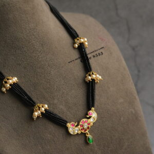 Jadaukundan Pendant with Black Beads and Gold Caps